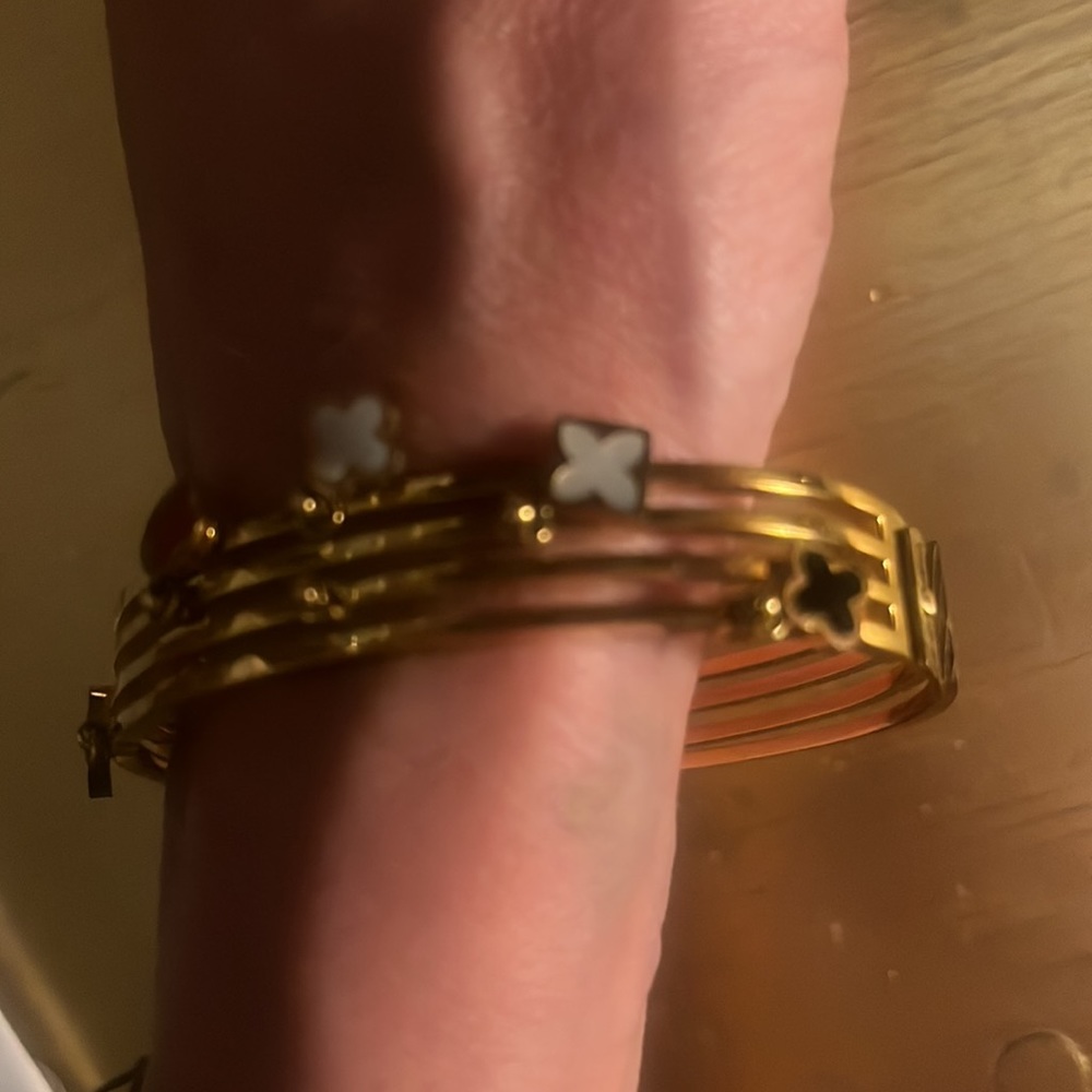 Gorgeous bangle! Beautiful charms similar to LV but the bracelet has its own ❤️ - Picture 7 of 11